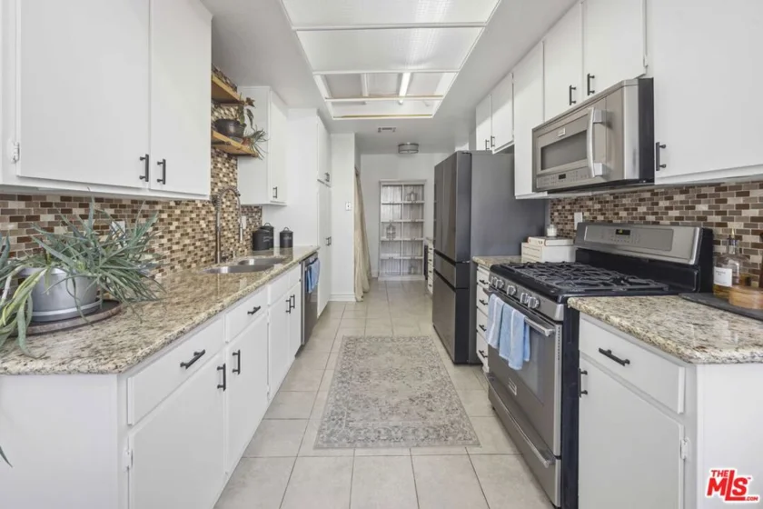 13331 Moorpark Street #318 photo 11
