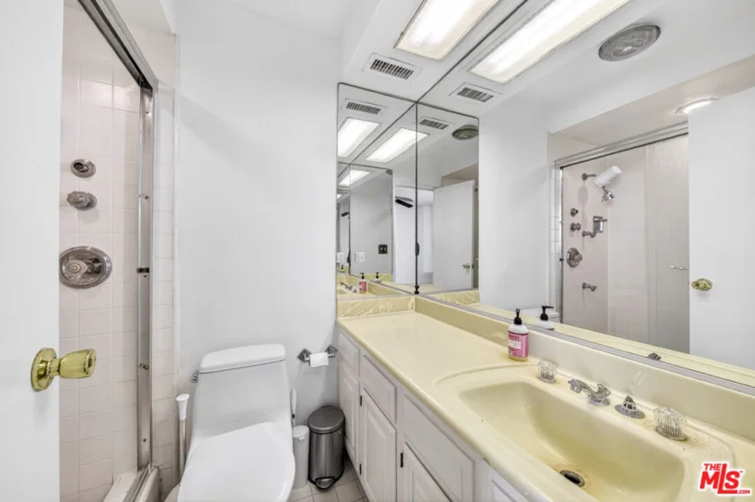 540 Kelton Avenue #402 photo 21