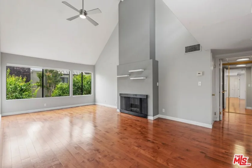 950 N Kings Road #324 photo 1
