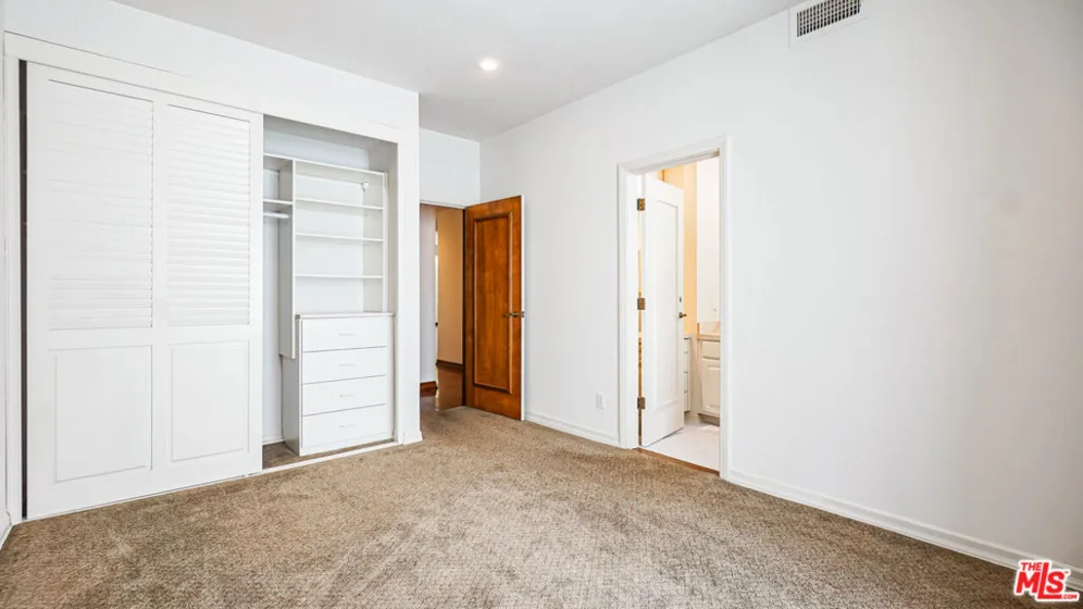 1220 Roxbury Drive #302 photo 32