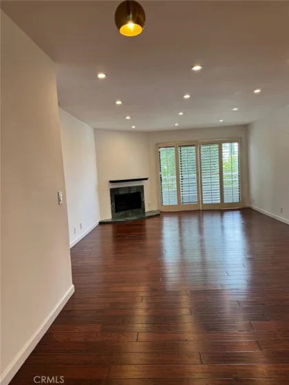 17800 Burbank #204 photo 1