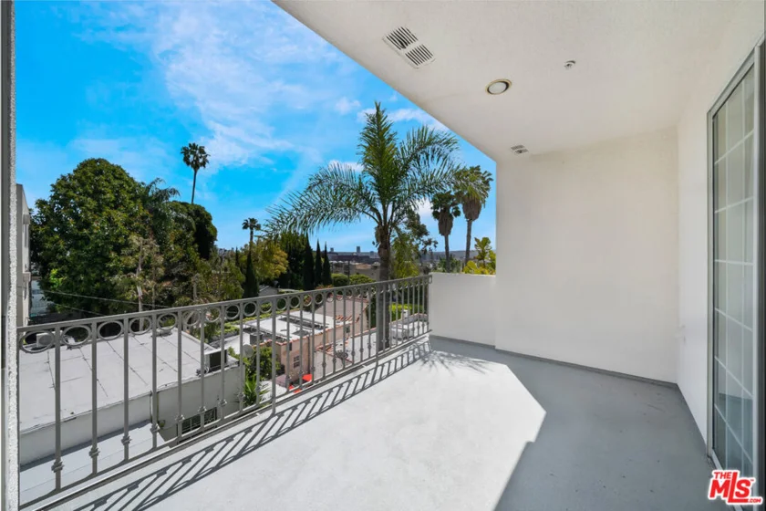 960 N Doheny Drive #301 photo 35