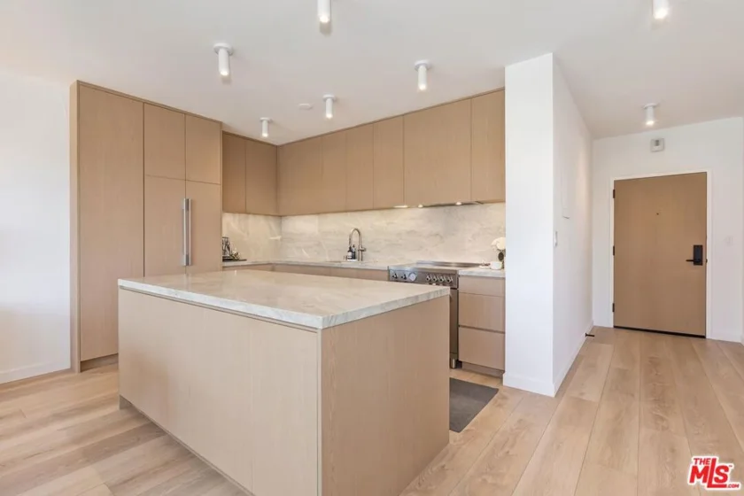 999 N Doheny Drive #601 photo 2