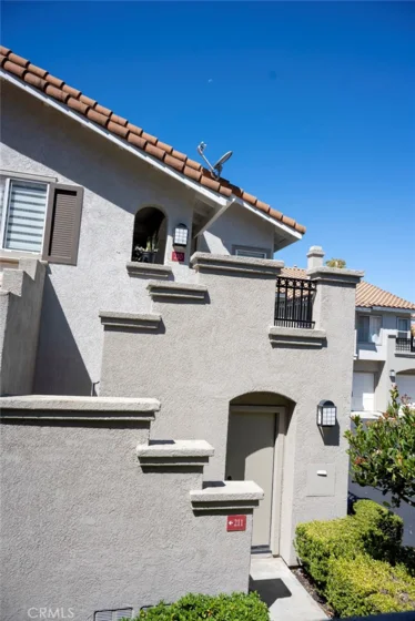 210 California Court photo 5
