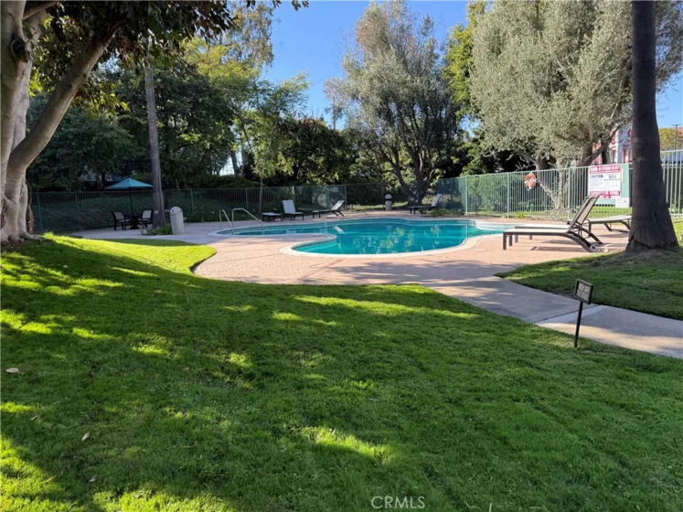 576 N Bellflower photo 9