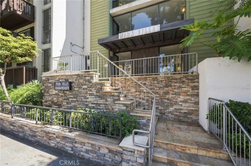 525 S Ardmore Avenue #320 photo 19