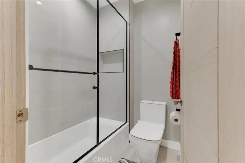 15344 Weddington Street #102 photo 23