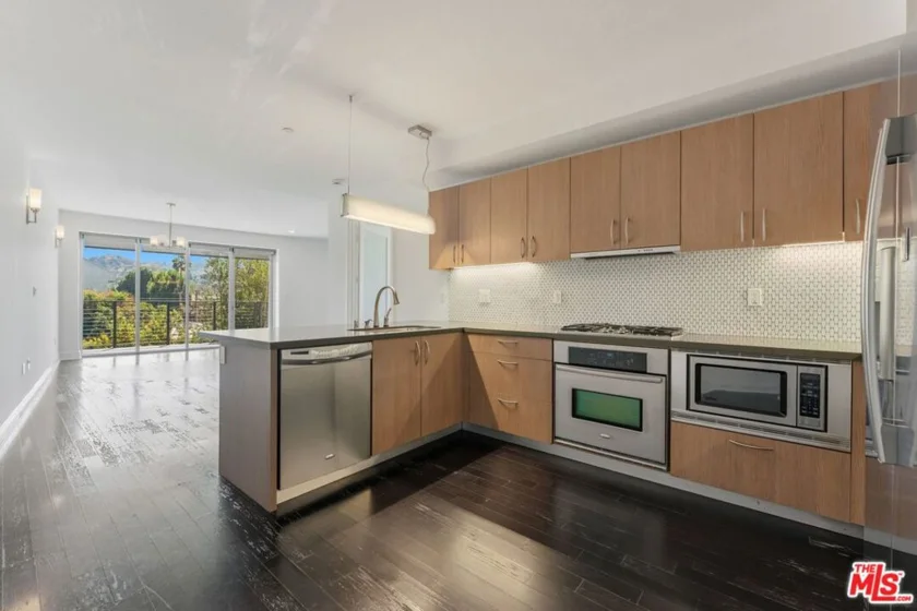 12837 Moorpark Street #313 photo 3