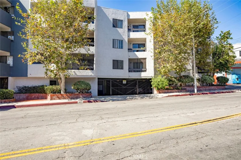 1037 N Vista photo 1