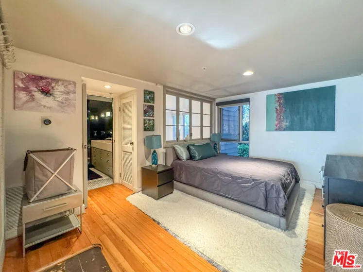 1037 N Laurel Avenue #10 photo 18
