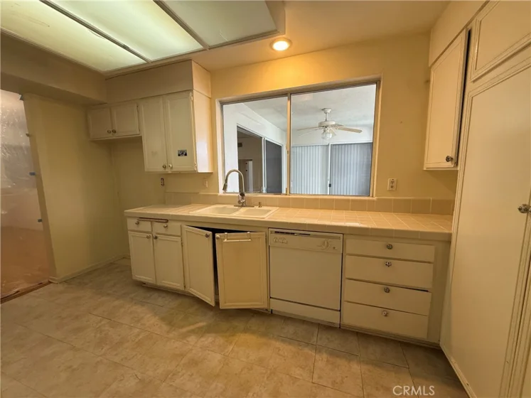14144 Dickens #310 photo 7