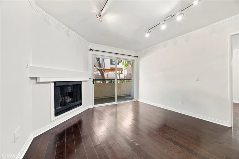21400 Burbank #106 photo 4