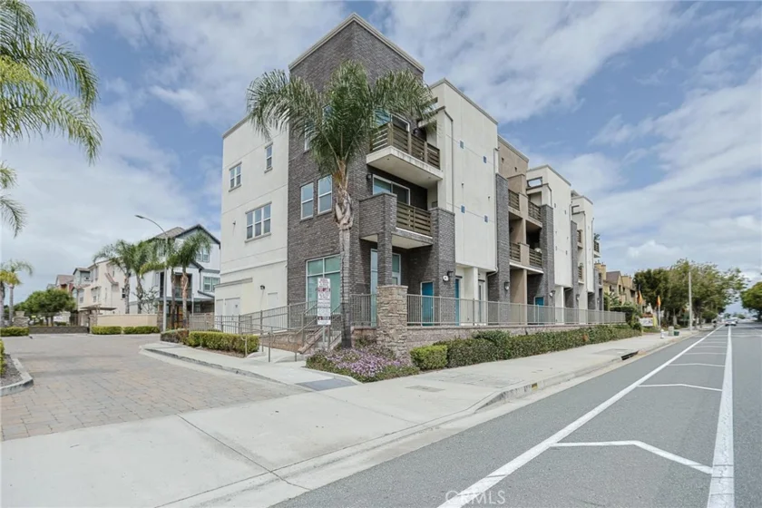 1300 N Harbor Boulevard photo 1