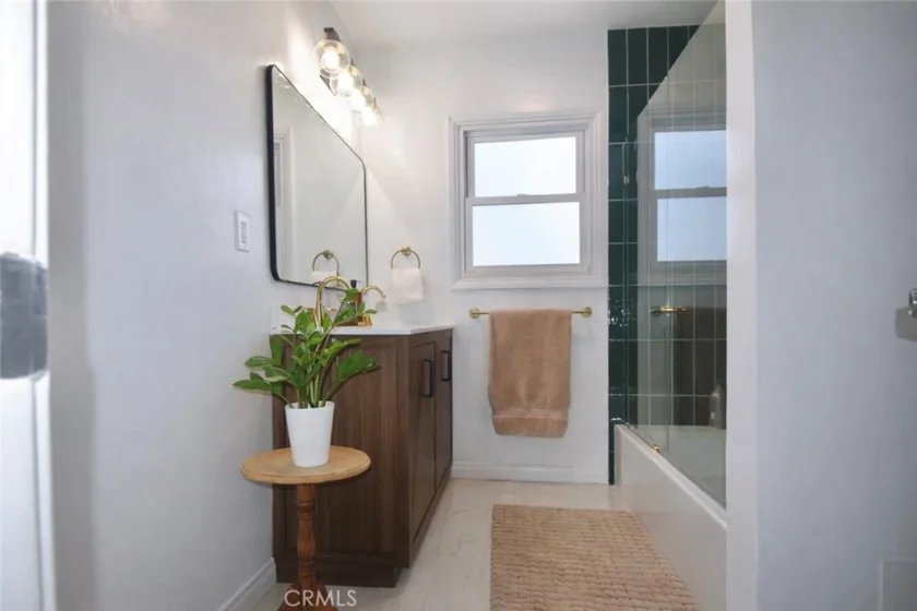1334 E 1st Street #12 photo 23