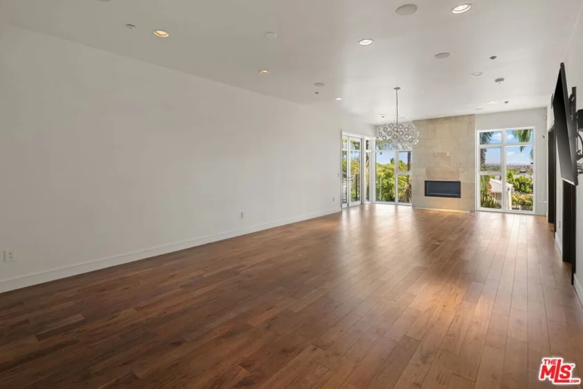 447 N Doheny Drive #305 photo 23
