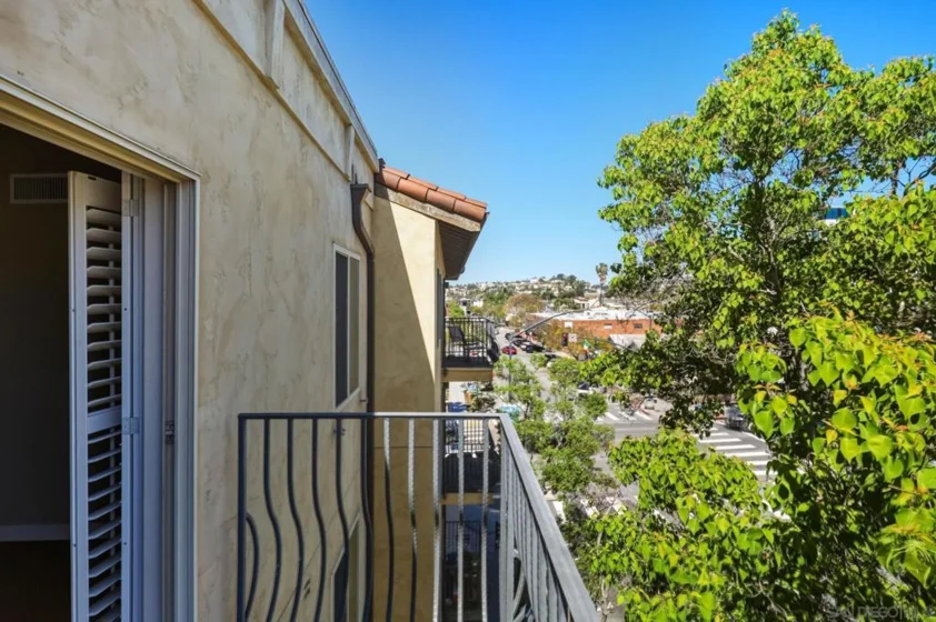 801 W Hawthorn #406 photo 18