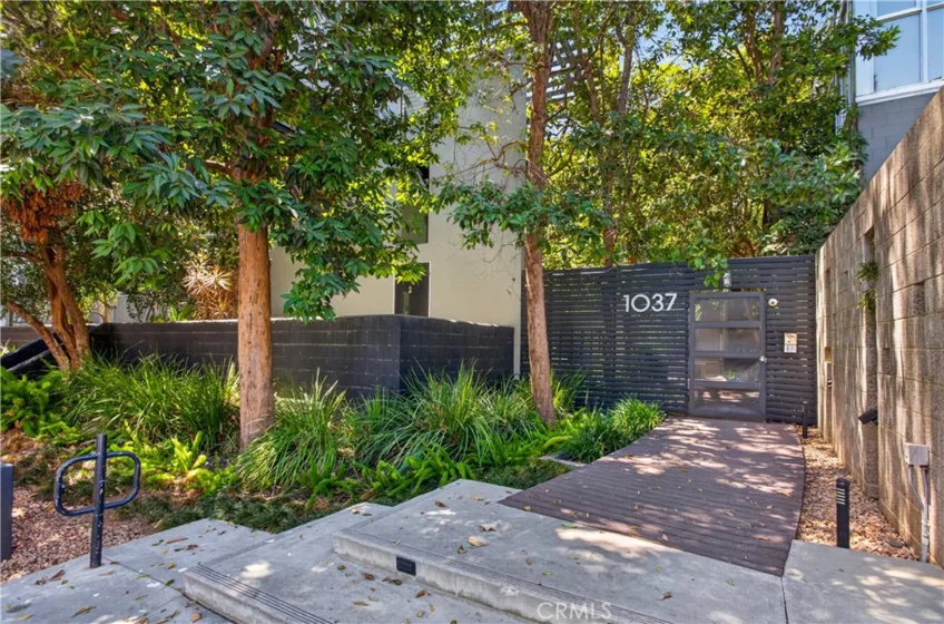 1037 N Laurel Avenue #1 photo 30