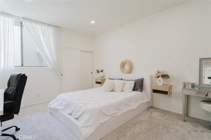 1305 N Columbus Avenue #204 photo 18