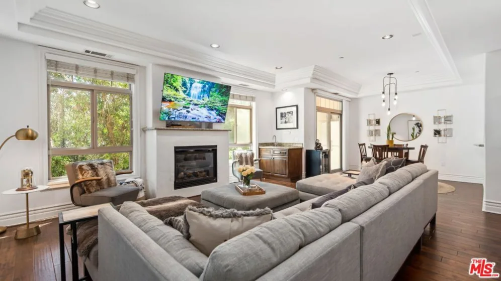 11582 Moorpark Street #104 photo 8