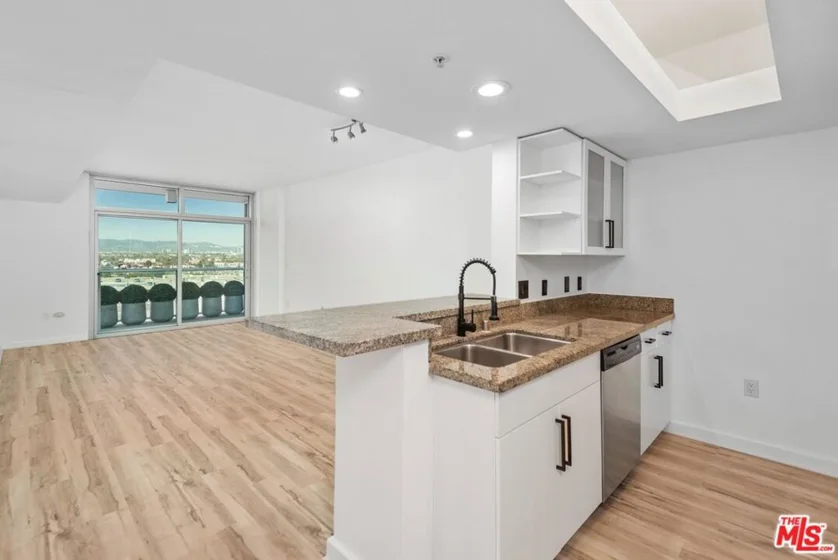 13700 Marina Pointe Drive #821 photo 1