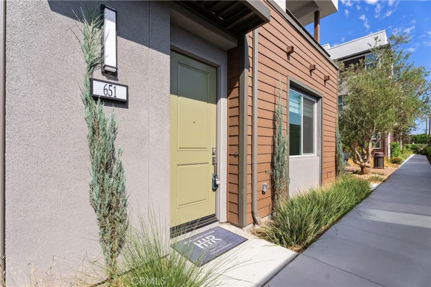 651 S Lyon Street photo 2