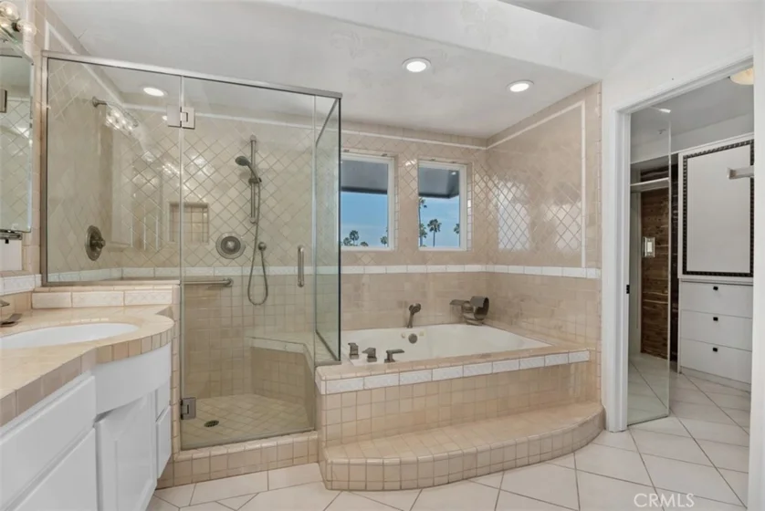 2600 Newport photo 18