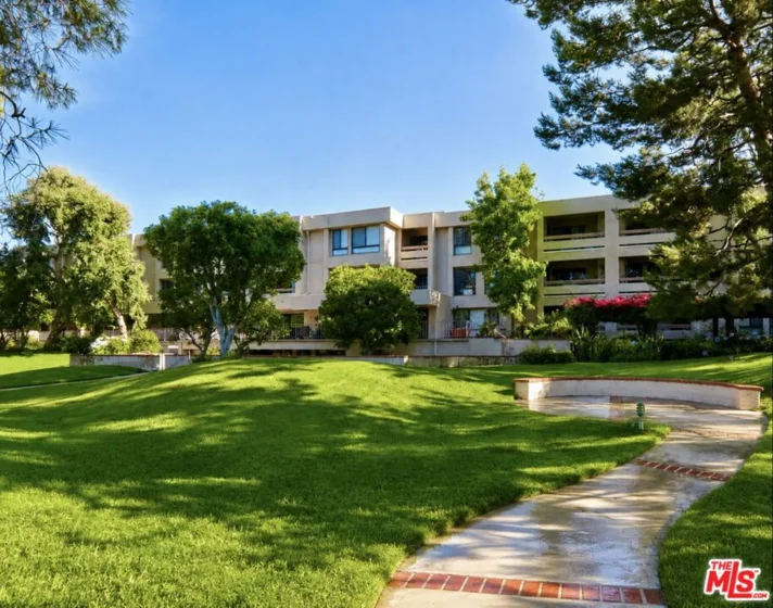 15173 Magnolia Boulevard #E photo 15