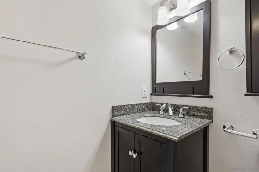 801 W Hawthorn #406 photo 4