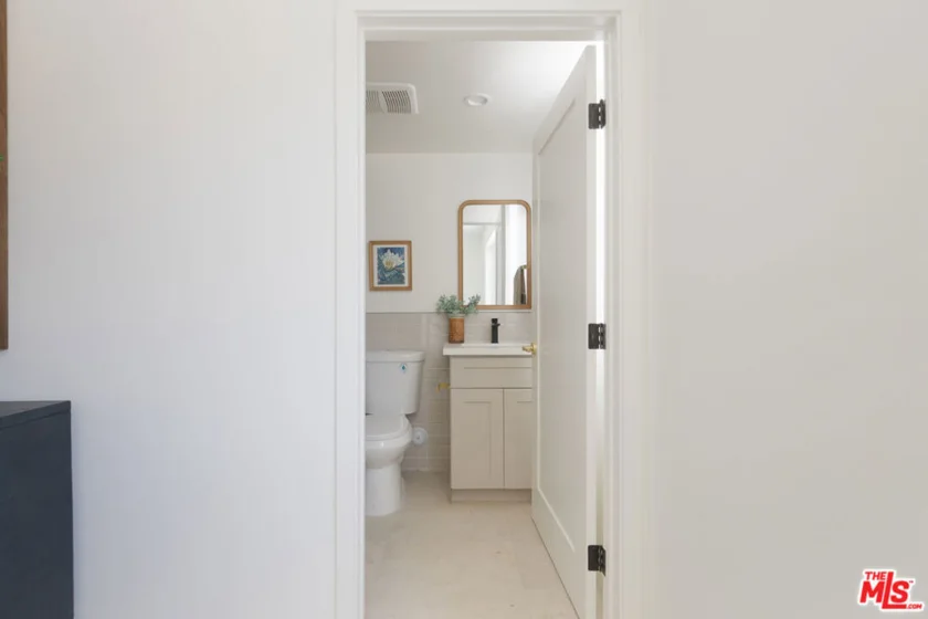 1233 N June Street photo 17