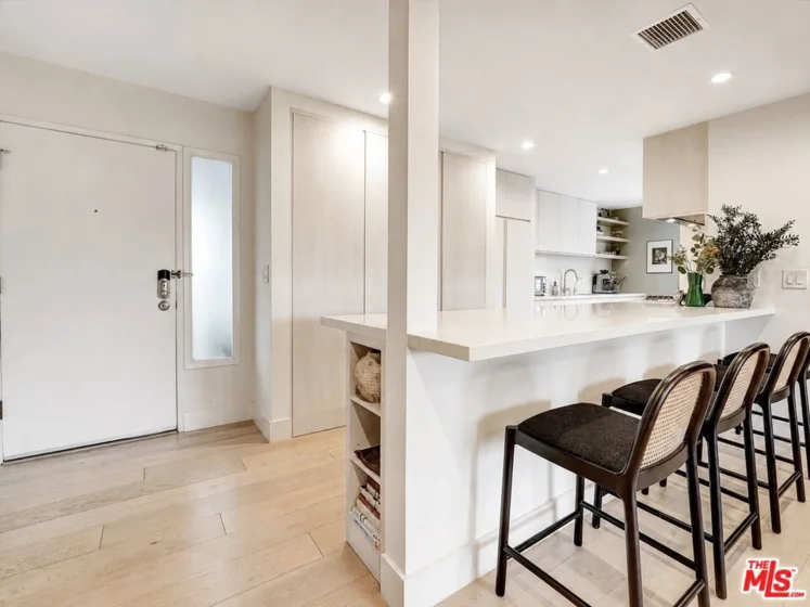 930 California Avenue #301 photo 2
