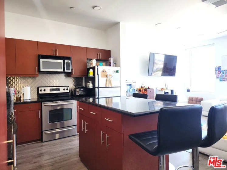 3810 Wilshire Boulevard #1706 photo 8