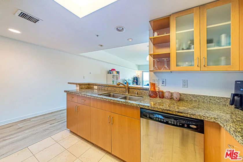 13700 Marina Pointe Drive #1018 photo 7