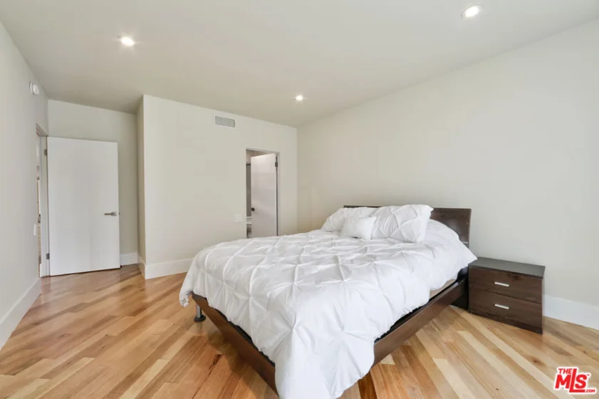 339 N Palm Drive #201 photo 25