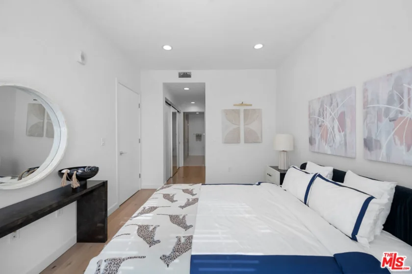 105 S Mariposa Avenue #204 photo 24