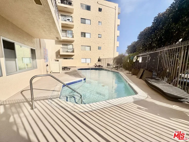 622 S Barrington Avenue #408 photo 4