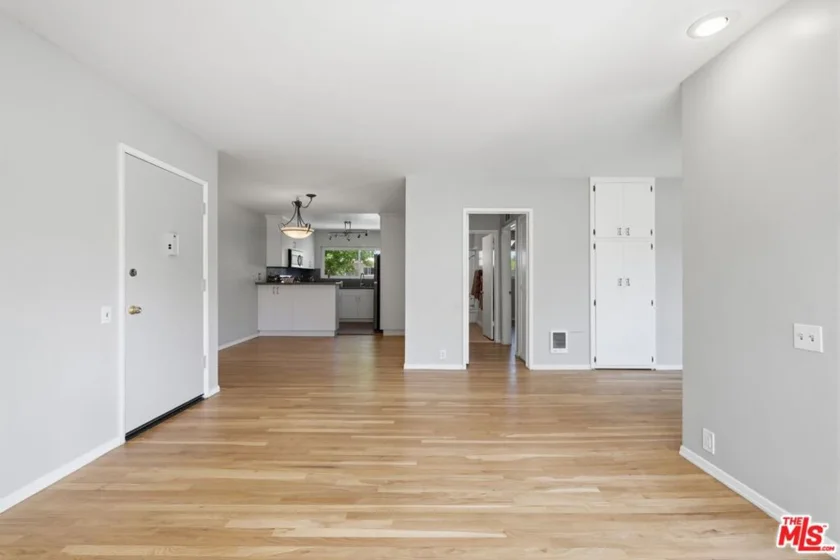 11120 Queensland Street #D40 photo 43