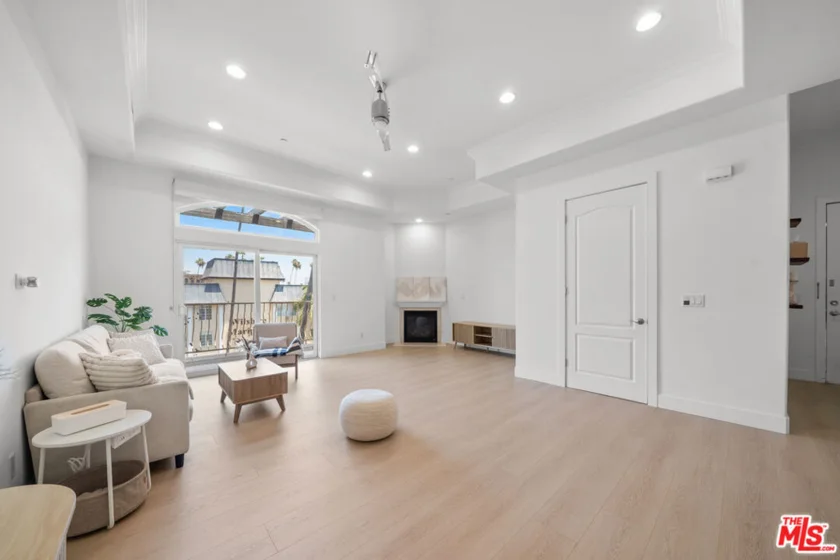 309 S Mariposa Avenue #301 photo 23