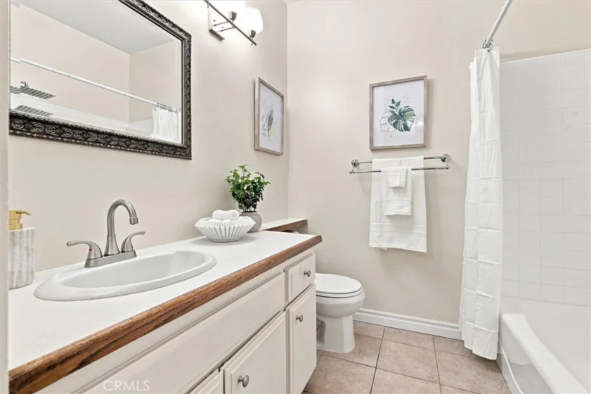 2538 W Macarthur Boulevard ##J photo 3