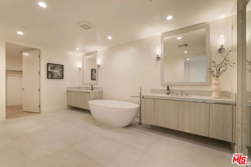 425 N Palm Drive #402 photo 16