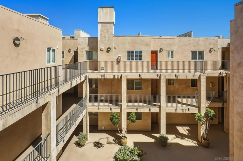 801 W Hawthorn #406 photo 14