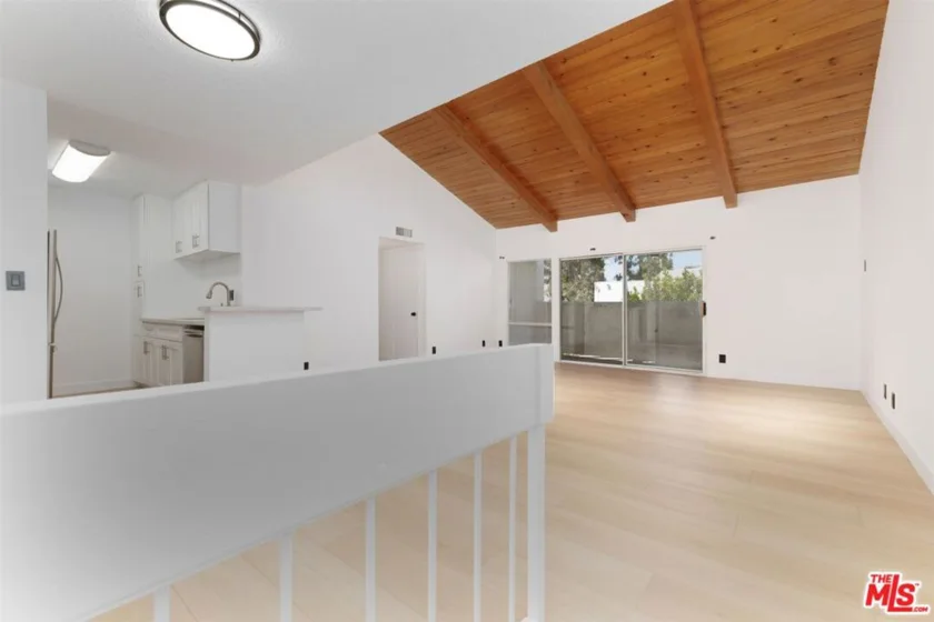20134 Leadwell Street #334 photo 1