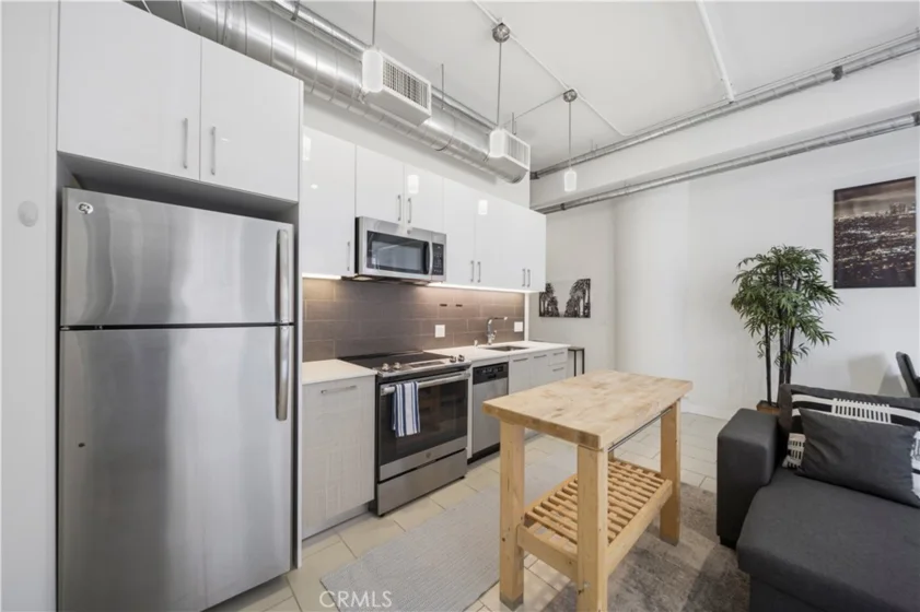939 S Broadway photo 3