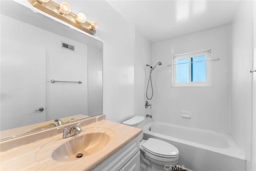 10203 Holburn photo 9