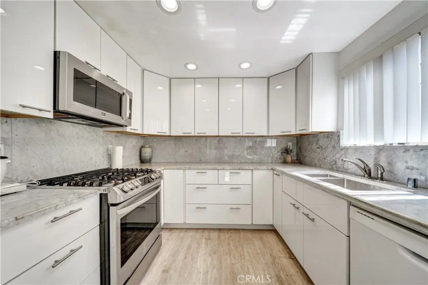 15053 Sherman Way #C photo 3
