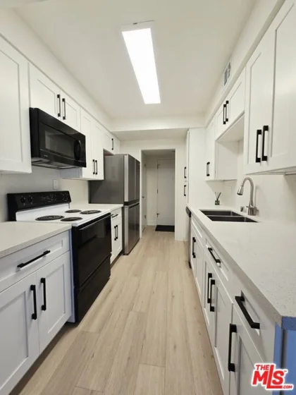 1262 S Barrington Avenue #204 photo 5