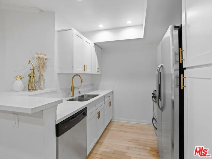 21520 Burbank Boulevard #112 photo 2
