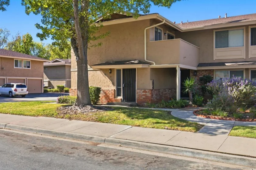 916 Amistad Court #D photo 2