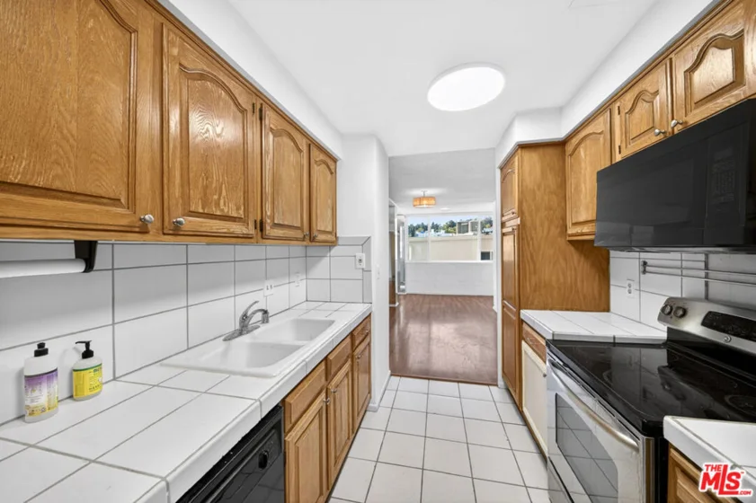 540 Kelton Avenue #402 photo 12