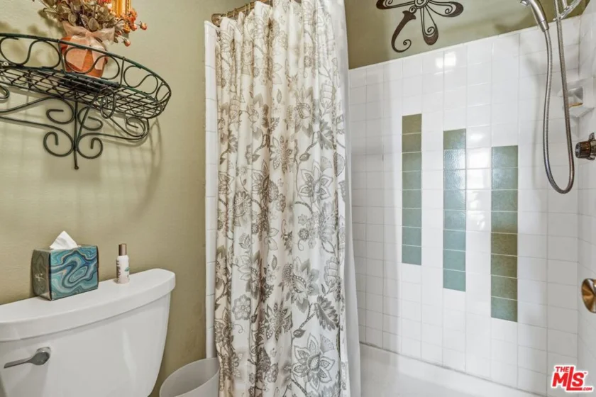 906 N Doheny Drive #221 photo 19