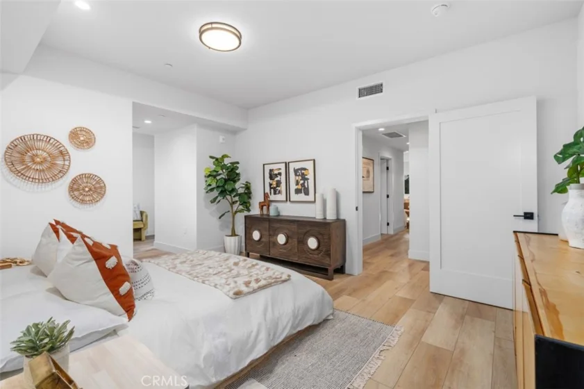 150 S Oak Knoll #202 photo 33